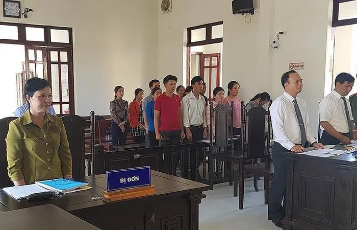 Phiên tòa 12 giáo viên kiện Phòng GD-ĐT huyện Tây Hòa.. Ảnh: PLO