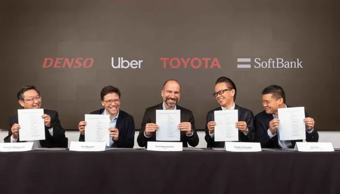  CEO Uber Dara Khosrowshahi và các đối tác tại buổi ký kết thỏa thuận đầu tư. ẢNH: UBER