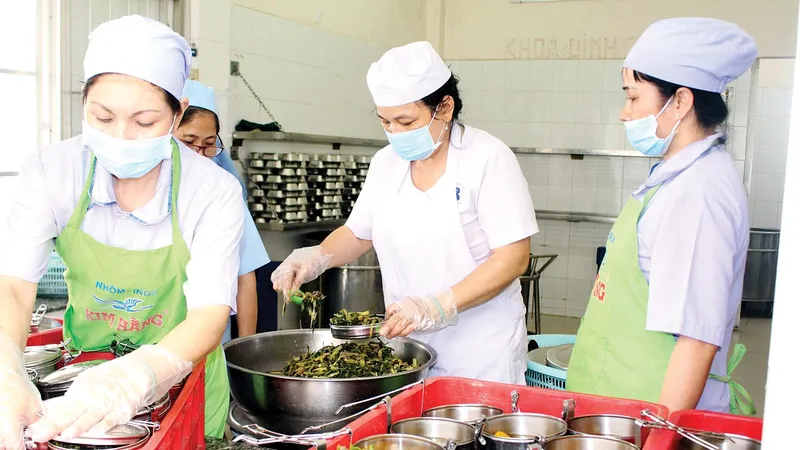 Nấu cơm miễn phí cho bệnh nhân BV Ung bướu TPHCM