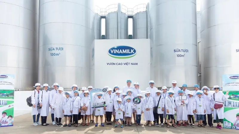 Đoàn tham quan bồn chứa lạnh khổng lồ, nơi chứa khối lượng lớn sữa tươi nguyên liệu sau khi được vận chuyển từ các trang trại chuẩn GLOBAL G.A.P về nhà máy.