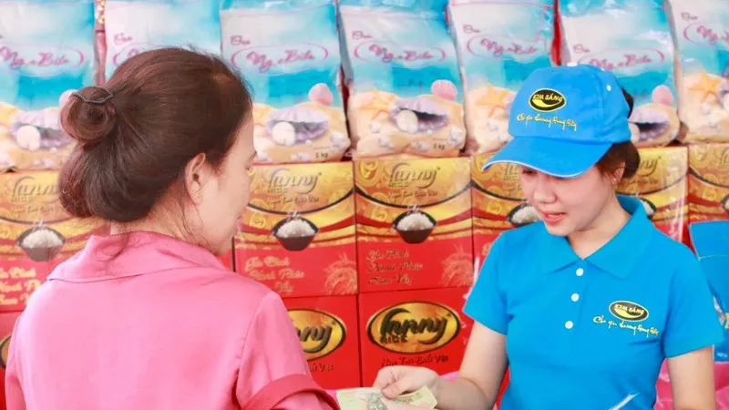 Người lao động tham gia mua gạo giảm giá tại ngày hội. Ảnh: HCMCPV.ORG.VN