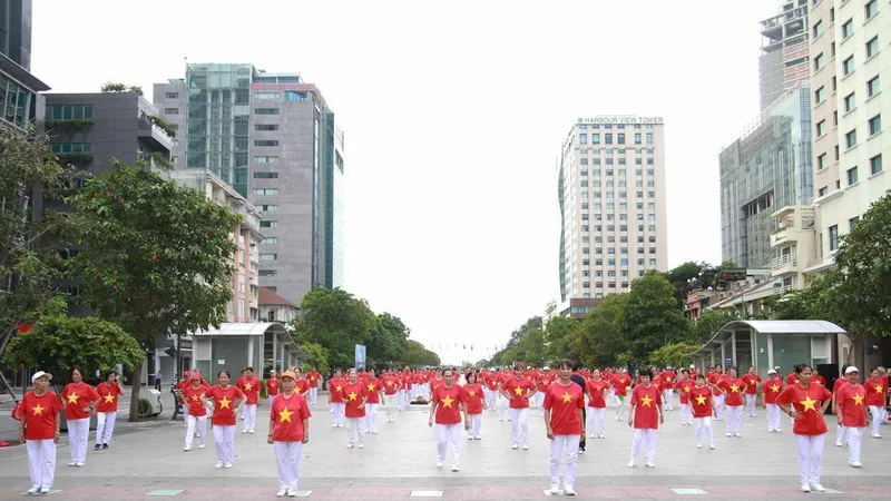 Người dân tập dưỡng sinh tại Nhà văn hóa phường Tăng Nhơn Phú B