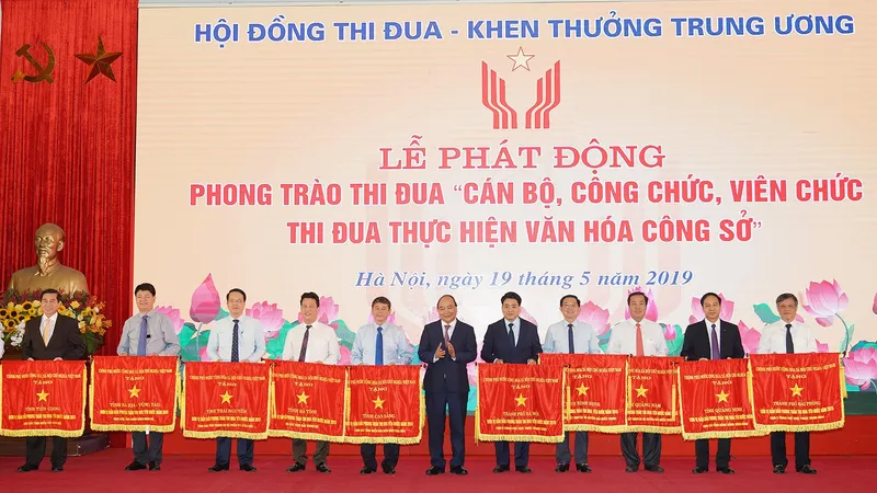 Thủ tướng Nguyễn Xuân Phúc trao Cờ thi đua của Chính phủ cho các địa phương. Ảnh VGP