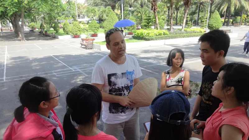 Một nhóm sinh viên ra công viên gặp người nước ngoài để luyện tiếng Anh