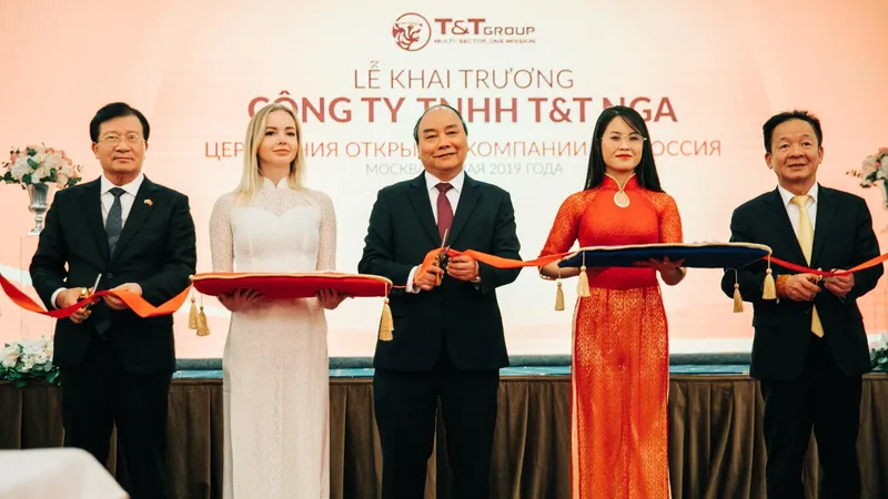 Thủ tướng Chính phủ Nguyễn Xuân Phúc, Phó Thủ tướng Chính phủ Trịnh Đình Dũng cùng Chủ tịch HĐQT kiêm Tổng giám đốc Tập đoàn T&T Group Đỗ Quang Hiển cắt băng khai trương Công ty T&T Nga