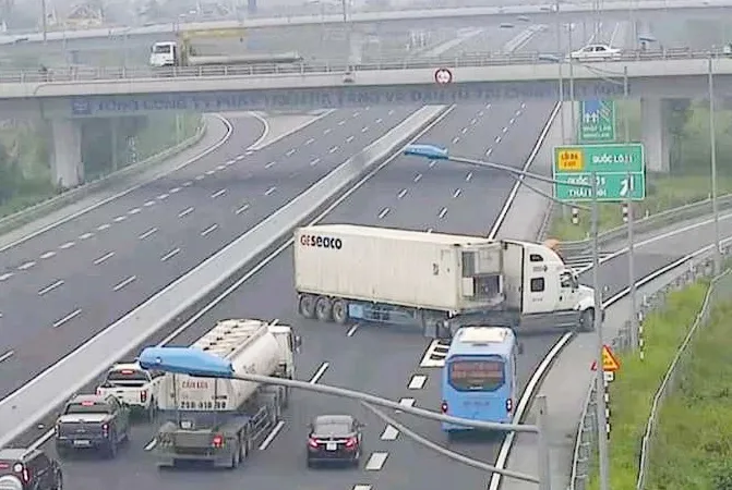 hành vi lùi xe, quay đầu trên cao tốc có thể bị phạt nặng