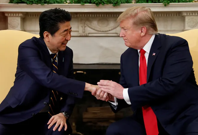 Tổng thống Donald Trump và Thủ tướng Shinzo Abe gặp nhau tại Nhà Trắng hôm 26-4. Ảnh: REUTERS