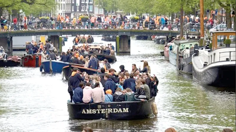 Amsterdam quá tải du khách
