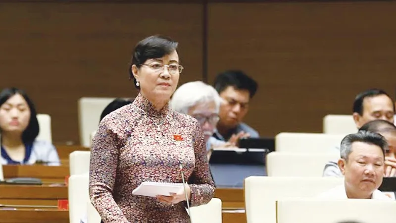 ĐB Nguyễn Thị Quyết Tâm (TPHCM) phát biểu tại hội trường