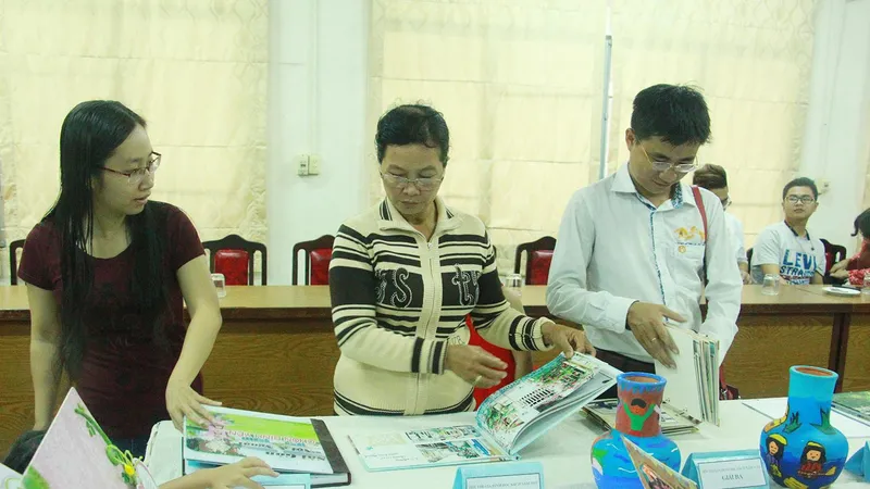 Những cuốn sách mà các gia đình đoạt giải cuộc thi “Gia đình đọc sách” được trưng bày trong lễ trao giải tại Thư viện Khoa học tổng hợp TPHCM 