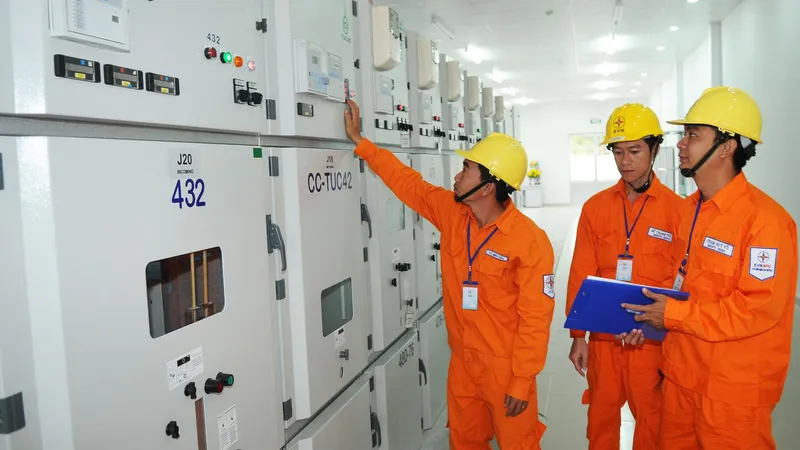 Công nhân EVNSPC vận hành trạm biến áp 110kV cung ứng điện đến người dân. Ảnh: CAO THĂNG