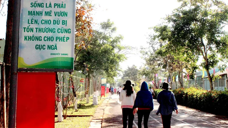 Một khẩu hiệu đề cao ý chí, nghị lực của người cai nghiện được đặt trên lối vào Cơ sở cai nghiện ma túy số 2 (tại Lâm Đồng). Ảnh: MAI HOA