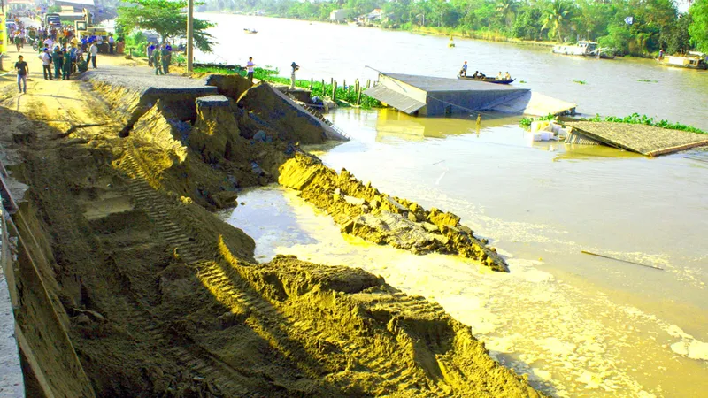 Một vụ sạt lở ở Hậu Giang do dòng chảy biến đổi vì khai thác cát lậu. Ảnh: CAO PHONG