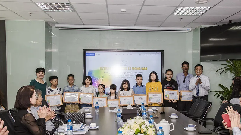 Trao tặng 83 suất học bổng Lê Mộng Đào cho con em nhân viên Tập đoàn Xây dựng Hòa Bình ​