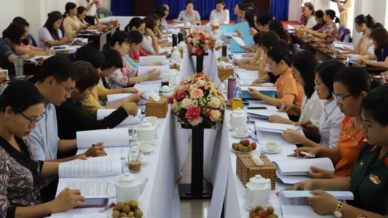 Phụ nữ tham gia giám sát các công trình dân sinh