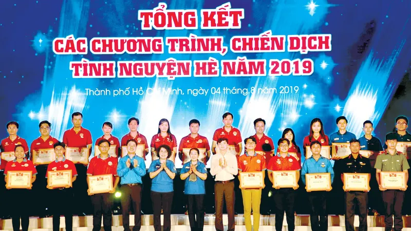 Phó Bí thư Thành ủy TPHCM Võ Thị Dung trao bằng khen cho các tập thể và cá nhân tại buổi lễ