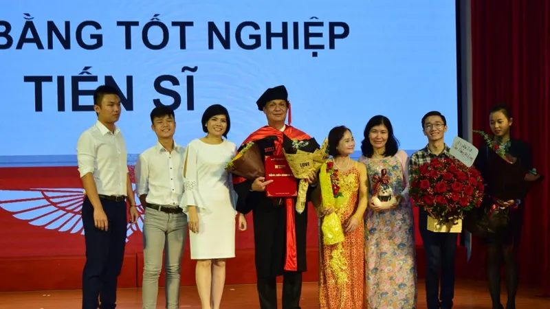 Ông Phan Thanh Long và gia đình tại buổi nhận bằng 