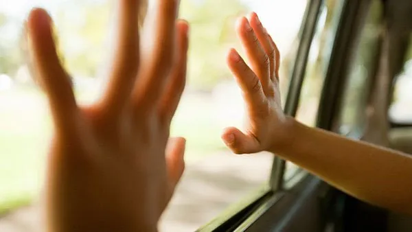 Nguy hiểm khi để trẻ trong ô tô