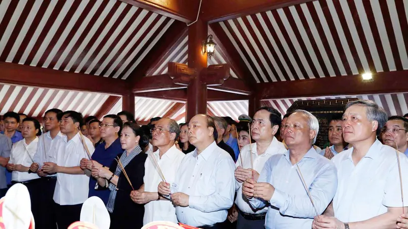 Thủ tướng Nguyễn Xuân Phúc, Chủ tịch Quốc hội Nguyễn Thị Kim Ngân cùng các đồng chí lãnh đạo, nguyên lãnh đạo Đảng, Nhà nước dâng hương tại Đền thờ Bác Hồ trên đỉnh núi Ba Vì, TP Hà Nội. Ảnh: TTXVN