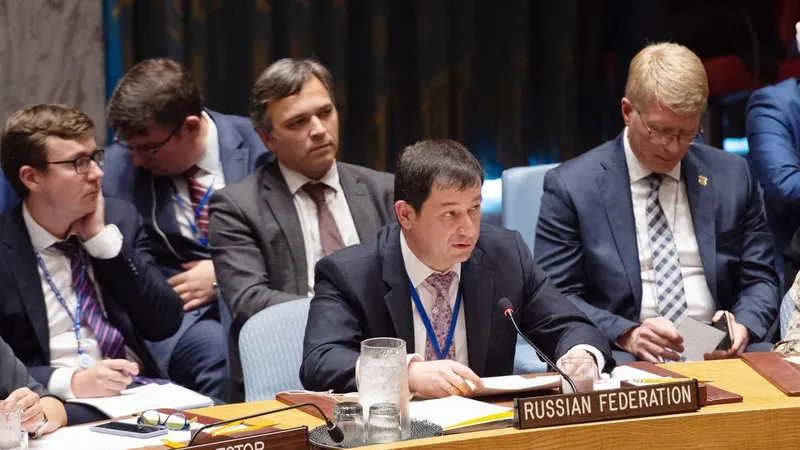 Phó đại sứ Nga Dmitry Polyanskiy phát biểu tại phiên họp khẩn của Hội đồng Bảo an Liên hợp quốc ngày 22-8. Ảnh: THX