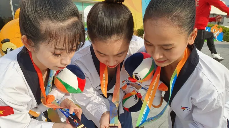 Ba VĐV Taekwondo Việt Nam đã vượt qua chủ nhà Hàn Quốc để giành HCV. Ảnh: NGUYỄN THANH HUY