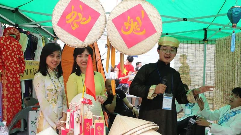 Một gian trưng bày áo dài dân tộc Việt Nam tại lễ hội. Ảnh: TTXVN