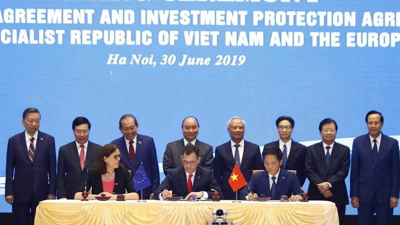 Thủ tướng Nguyễn Xuân Phúc chứng kiến ký Hiệp định Thương mại tự do giữa Việt Nam và Liên minh châu Âu. Ảnh: TTXVN