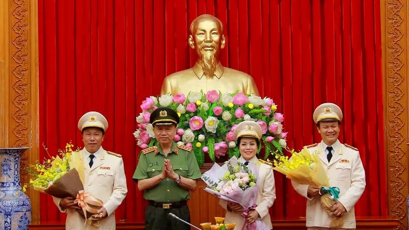 Bộ trưởng Tô Lâm tặng hoa chúc mừng các Nghệ sĩ nhân dân vừa được Nhà nước phong tặng danh hiệu. 