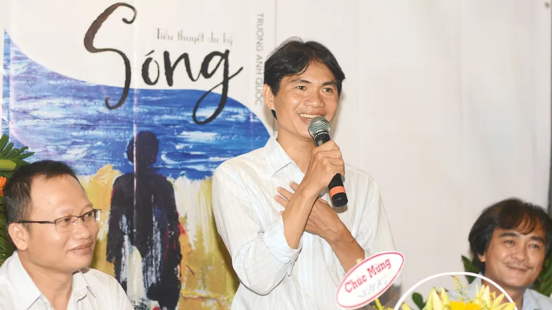 Nhà văn Trương Anh Quốc (đứng) trong buổi ra mắt tiểu thuyết Sóng. Ảnh: HỌC SINH 