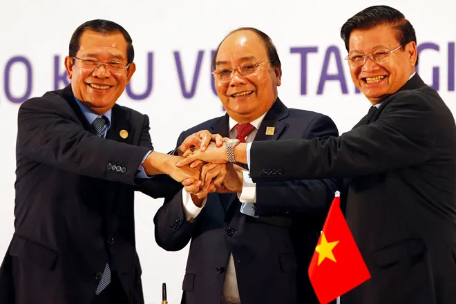 Ba Thủ tướng tại Lễ ký kết Tuyên bố chung Việt Nam - Lào - Campuchia và Họp báo ngày 31-3-2018. Ảnh: REUTERS