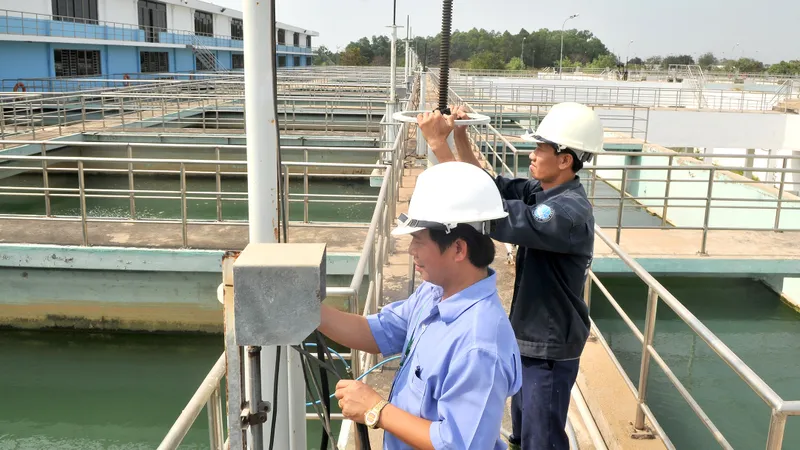 Vận hành đưa nước vào hồ xử lý nước tại Nhà máy nước Tân Hiệp. Ảnh: THÀNH TRÍ