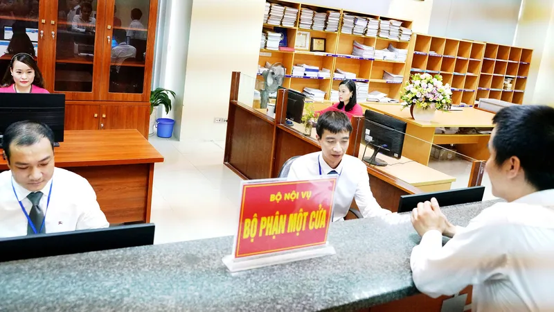 Các trí thức trẻ công tác tại Bộ phận một cửa ở Bộ Nội vụ
