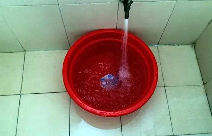 Người dân lo lắng vì nước sinh hoạt bốc mùi lạ