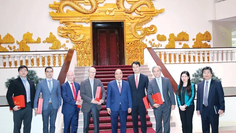 Thủ tướng Nguyễn Xuân Phúc và các doanh nghiệp đầu tư vào Việt Nam. Ảnh: TTXVN