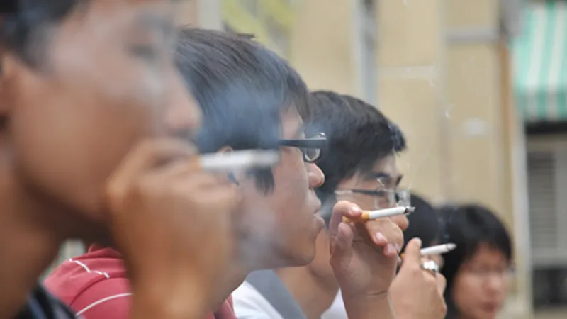 Không dung túng hành vi hút thuốc nơi công cộng