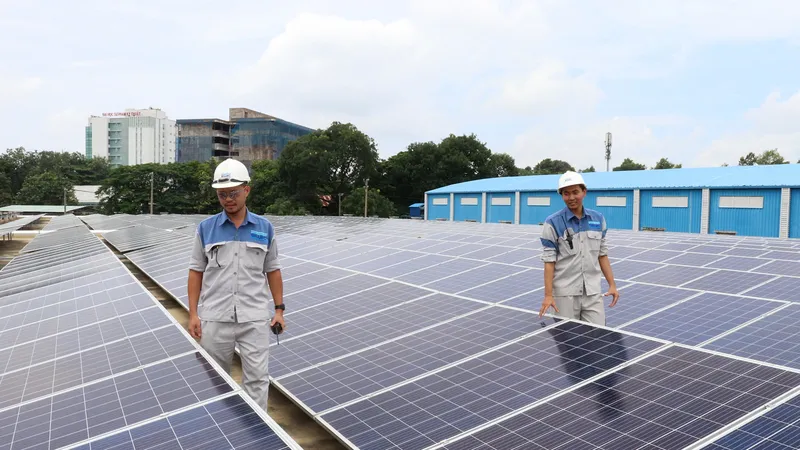 Nhân viên SWIC kiểm tra hệ thống năng lượng mặt trời trên mái nhà