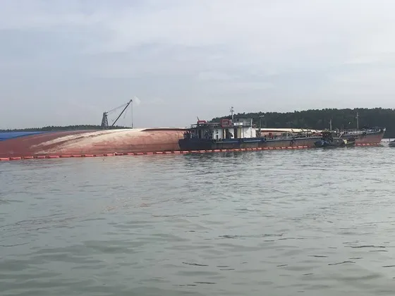 Vụ chìm tàu trên sông Lòng Tàu: Hàng trong các container là thủy sản đông lạnh