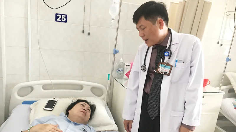Bác sĩ Hoàng Ngọc Ánh đang thăm khám cho bệnh nhân. Ảnh: THÀNH SƠN