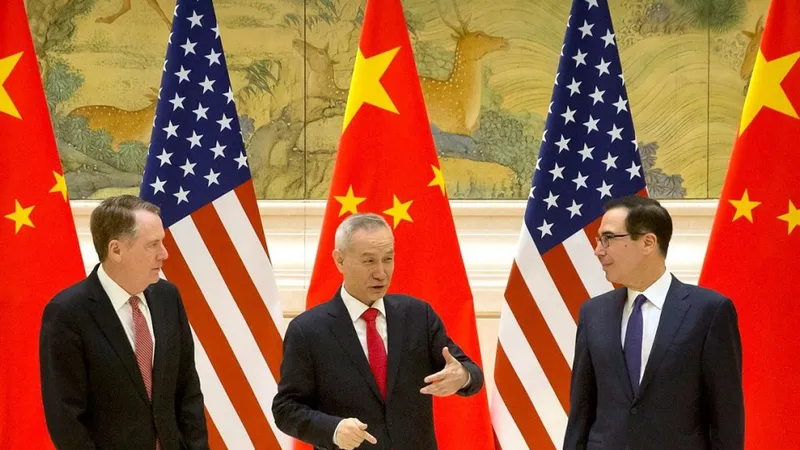 Bộ trưởng Tài chính Mỹ Steven Mnuchin (phải), Đại diện Thương mại Mỹ Robert Lighthizer (trái) và Phó Thủ tướng Trung Quốc Lưu Hạc tại vòng đàm phán thương mại ở Bắc Kinh ngày 14-2. Ảnh: TTXVN