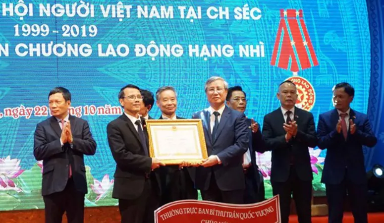Thường trực Ban Bí thư Trần Quốc Vượng (phải) trao Huân chương Lao động hạng hai do Chủ tịch nước tặng Hội người Việt Nam tại Cộng hòa Czech. Ảnh: TTXVN