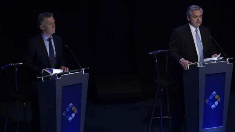  Đương kim Tổng thống Mauricio Macri (trái) và thành viên đối lập Alberto Fernandez trong cuộc tranh luận trực tiếp trước bầu cử tổng thống ngày 20-10-2019. Nguồn: TTXVN