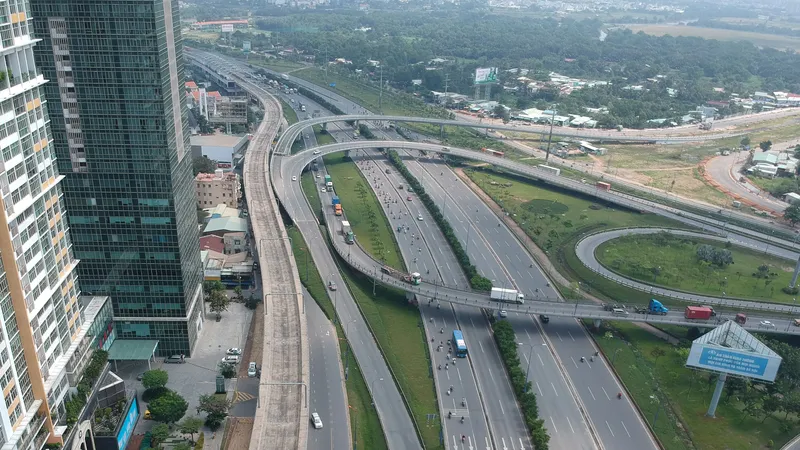 Metro Bến Thành - Suối Tiên đoạn qua quận 2. Ảnh: CAO THĂNG