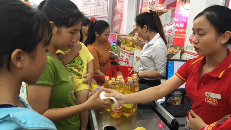 Nhiều thanh niên công nhân đến mua các loại thực phẩm tươi sống tại cửa hàng hỗ trợ giá