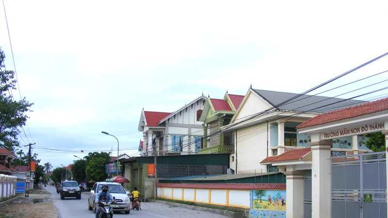 Nhờ đi XKLĐ hợp pháp, người dân xã Đô Thành (huyện Yên Thành, tỉnh Nghệ An) có nhà cửa khang trang. Ảnh: DUY CƯỜNG