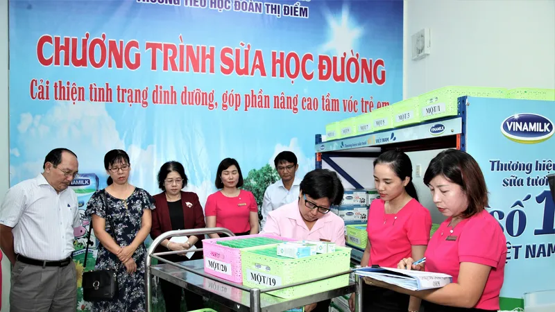 Thành viên Ban chỉ đạo chương trình sữa học đường cùng tham dự việc triển khai thực hiện trong ngày đầu tiên tại điểm trường Đoàn Thị Điểm, Quận Tân Phú, TPHCM