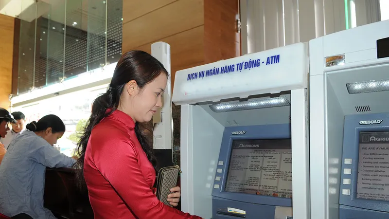 Khách hàng cần kiểm tra kỹ thông tin trước khi chuyển khoản. Ảnh: THÀNH TRÍ
