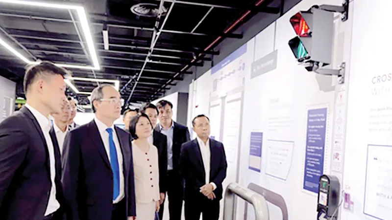 Bí thư Thành ủy TPHCM Nguyễn Thiện Nhân cùng đoàn đại biểu cấp cao TPHCM tìm hiểu mô hình giao thông thông minh tại Singapore. Ảnh: KIỀU PHONG
