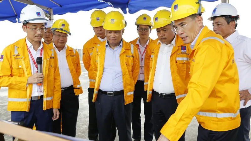 Lãnh đạo PV GAS giới thiệu dự án xây dựng kho cảng LNG Thị Vải 