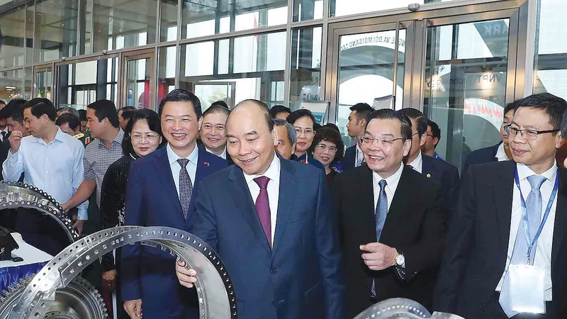 Thủ tướng Nguyễn Xuân Phúc cùng các đại biểu thăm các gian hàng trưng bày tại lễ kỷ niệm 60 năm thành lập Bộ Khoa học và Công nghệ. Ảnh: TTXVN