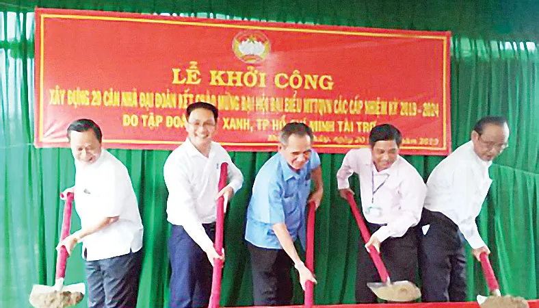 Các lãnh đạo, đại biểu tỉnh Hậu Giang và đại diện Tập đoàn Đất Xanh tại Lễ khởi công xây dựng nhà “Đại đoàn kết” tại huyện Vị Thủy, tỉnh Hậu Giang